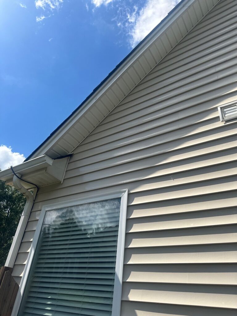 Vinyl siding house washing